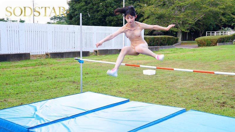 「宮島めい 巨乳筋肉美女が野外露出で汗だくスポーツテスト！セクシーボディ全開」のサンプル画像9枚目