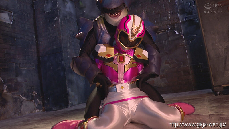 「紺野みいな 女戦士ヒロインピンチ 聖天戦隊アンジェレンジャー コスプレ特撮アクション」のサンプル画像14枚目