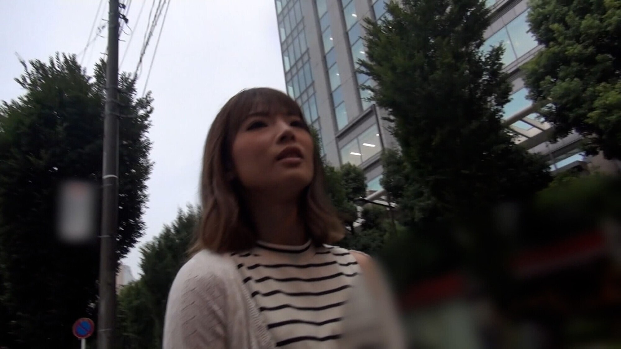「まだ明るい時間から千鳥足のお姉さんをナンパしてみたらチョロ過ぎた！男の家について来てノリパコ中出しSEX！」のサムネイル
