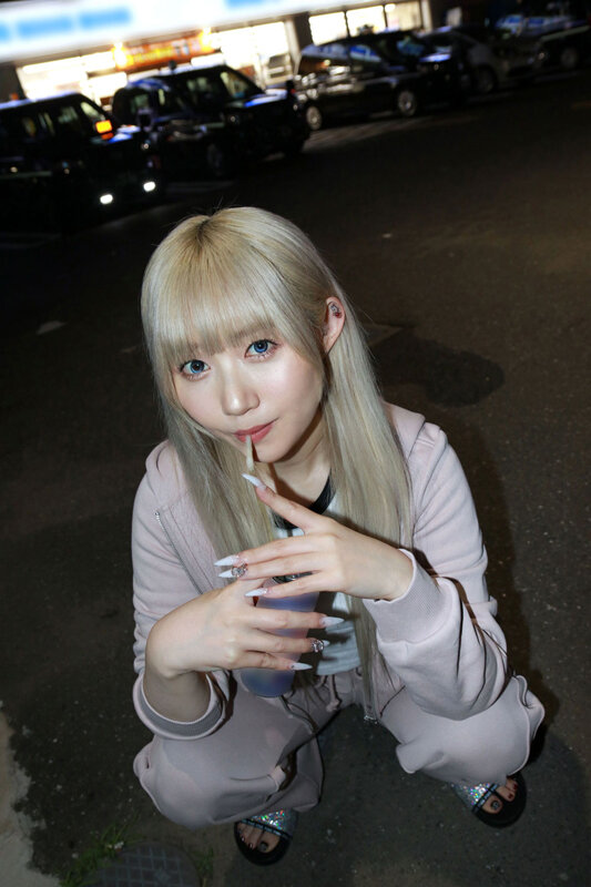 「【素人ギャル】深夜コンビニでナンパした美女とフェラ&3Pプレイで顔射フィニッシュ」のサンプル画像3枚目