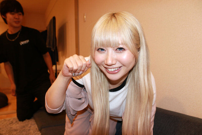 「【素人ギャル】深夜コンビニでナンパした美女とフェラ&3Pプレイで顔射フィニッシュ」のサンプル画像7枚目