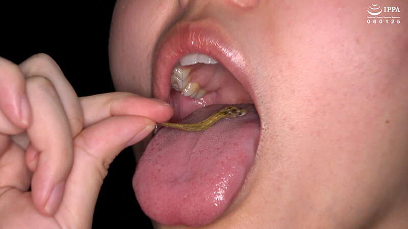 「【加護まり】口内・歯・のどちんこ観察＆咀嚼プレイ【フェチ動画】激レア巨大女作品」のサンプル画像8枚目