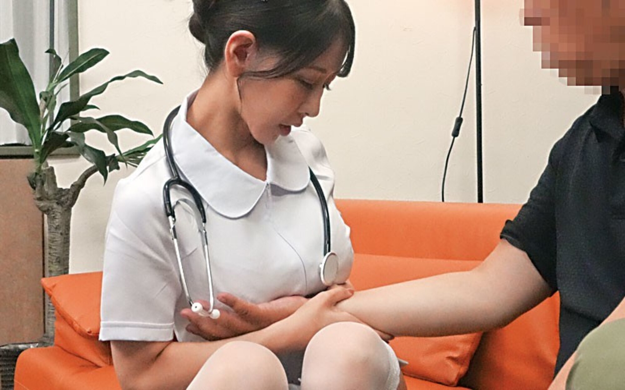 「アプリで呼んだ訪問看護婦の色気にムラムラした性欲が爆発!「ホントはダメ・・・でも今日だけ特別」白衣の巨乳エロ天使3人に優しくヌかれ、勃起ち○ぽが限界突破!精子がカラになるまで搾り取られた!」のサンプル画像6枚目