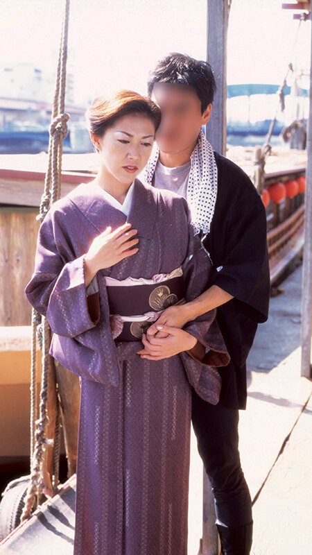 「【人妻熟女】巨乳美女の濃厚フェラとレズキス！和服姿の不倫妻が魅せる官能ドラマ240分」のサンプル画像1枚目