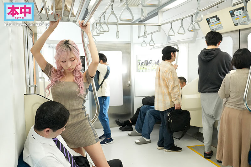 「春陽モカが痴女ギャルに！電車で乱交＆濃厚キス、中出しまで誘惑する大胆プレイ」のサムネイル