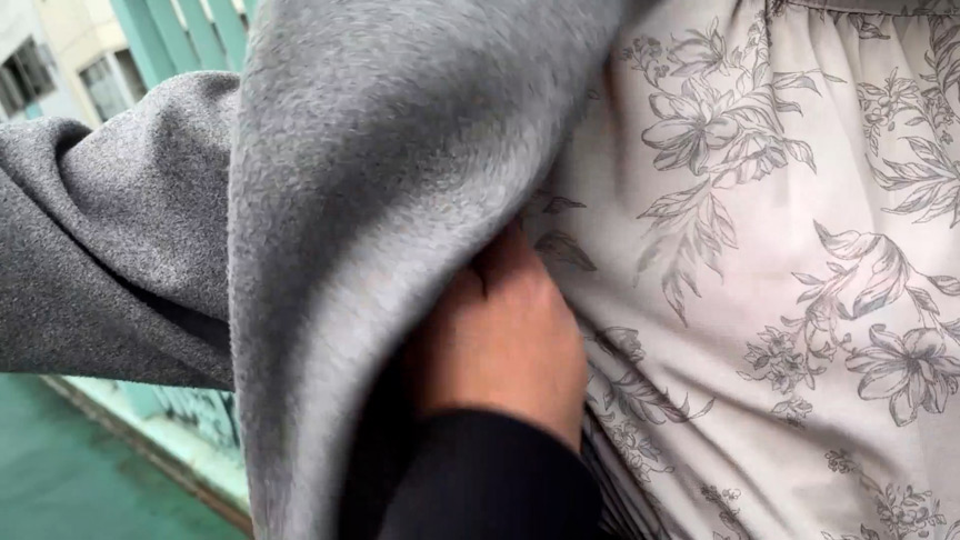 「【素人ナンパ】飲食店アルバイト美女みこちゃんのくすぐり体験動画｜街角企画で悶絶リアクション」のサンプル画像3枚目