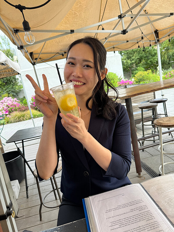 「三池小春の美尻が堪らない！同僚OLを口説き落とす尻フェチ必見のオフィスラブ作品」のサンプル画像4枚目