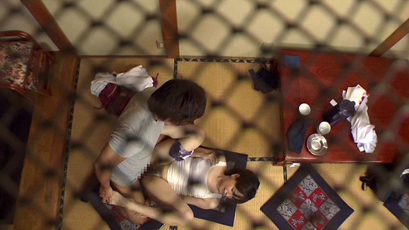 「【熟女】制服パート美人おばさんが年下バイト君と休憩中に2人きり!職場で秘密の関係に発展」のサンプル画像13枚目