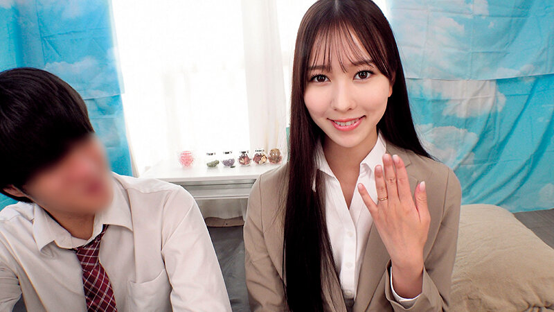 「【素人OL】巨乳の人妻女上司とオイルマッサージで理性崩壊…ローションまみれの禁断中出しNTR体験」のサンプル画像1枚目