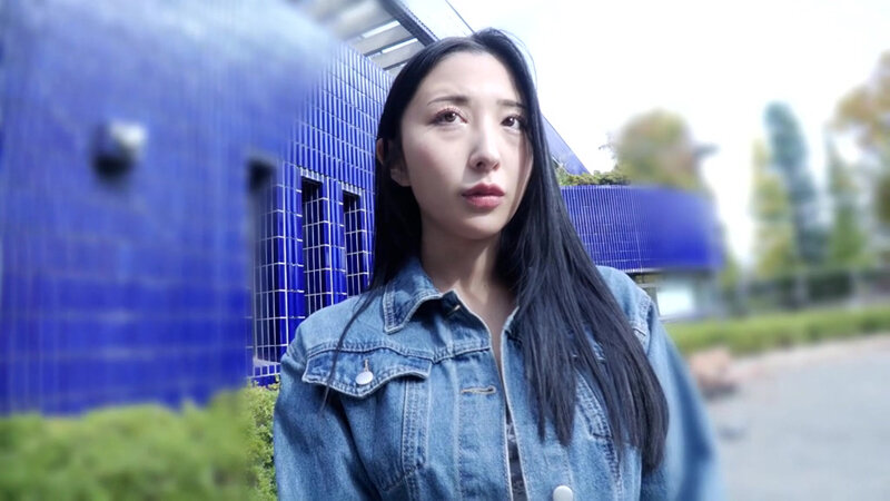 「【北野未奈】巨乳パイパン日焼け美女が潮吹き＆パイズリで魅せる！尻フェチ必見の顔面騎乗プレイ」のサンプル画像1枚目