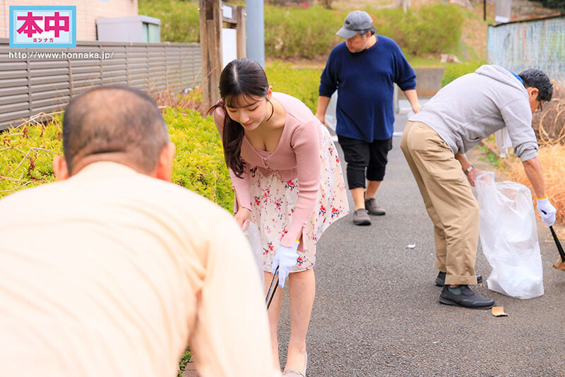 「彩月七緒が魅せる巨乳フェチ作品！中出し・NTR・乱交プレイで義父たちに翻弄される人妻ドラマ」のサムネイル