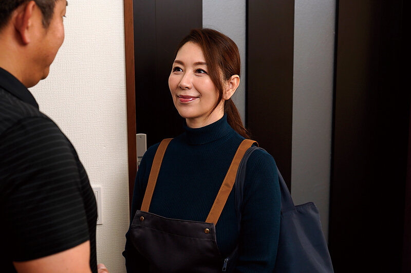 「翔田千里が魅せる熟女痴女プレイ！巨乳家政婦のフェラ＆中出し濃厚セックス」のサンプル画像3枚目