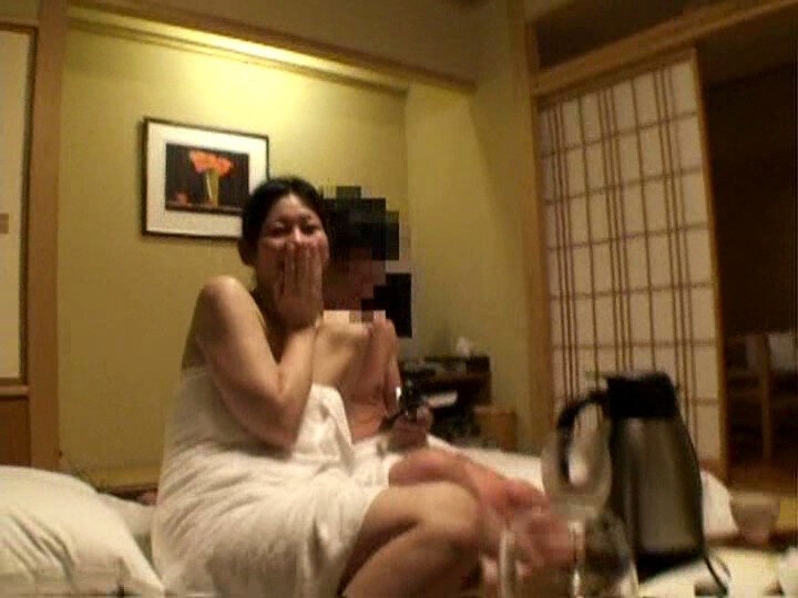 「【人妻・主婦】美人妻の不倫温泉旅行で乱交プレイ！禁断の湯恋ドラマ【AIリマスター版】」のサンプル画像9枚目