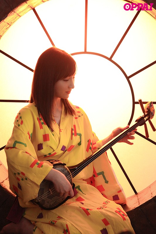 「楪カレンのパイズリが凄い！Hカップ巨乳美少女の素人デビュー作で魅せる極上テクニック」のサンプル画像1枚目