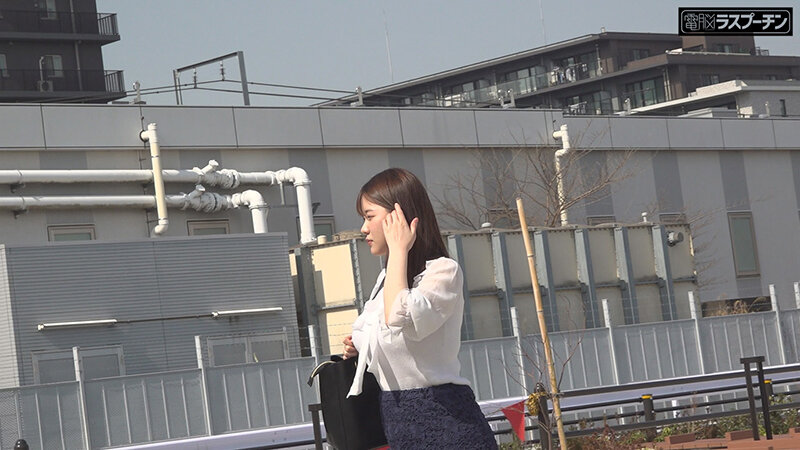 「丸最レア 巨乳美女が満員電車で拘束され羞恥プレイ！潮吹き絶頂に追い込まれる姿がエロい」のサンプル画像2枚目