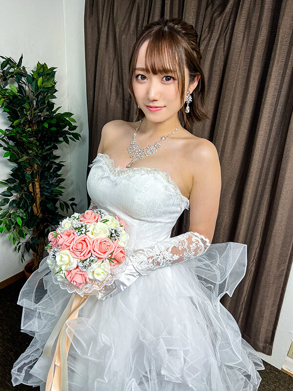 「【素人】巨乳花嫁がウェディングドレスでNTRハメ撮り！結婚前夜の禁断不倫映像」のサンプル画像1枚目