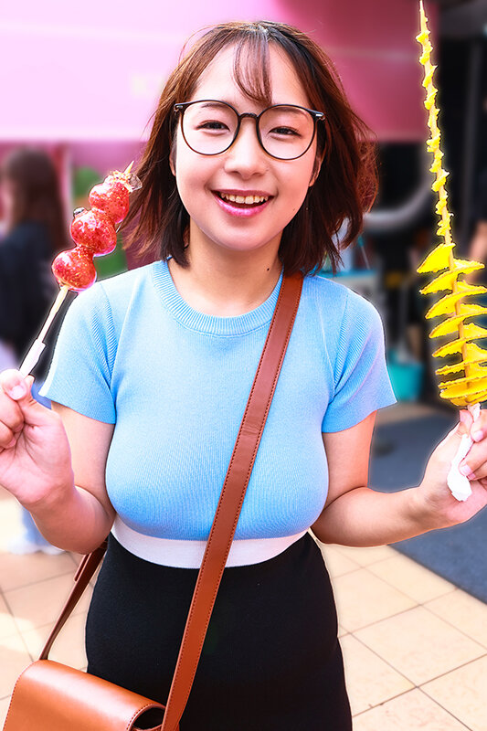 「【星乃夏月】Gカップ巨乳めがね美女の羞恥ノーブラ観光＆カーセックス！天然田舎娘の東京デビュー」のサンプル画像8枚目