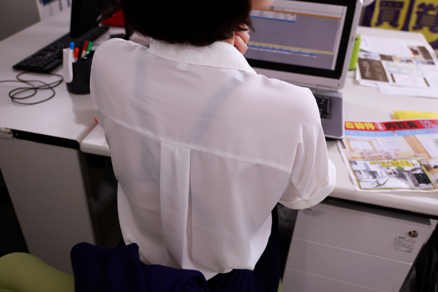 「「私、競泳水着好きでごめんなさい…」 いつも競泳水着を着て興奮しています 服の下に水着を着て働くOL」のサンプル画像10枚目