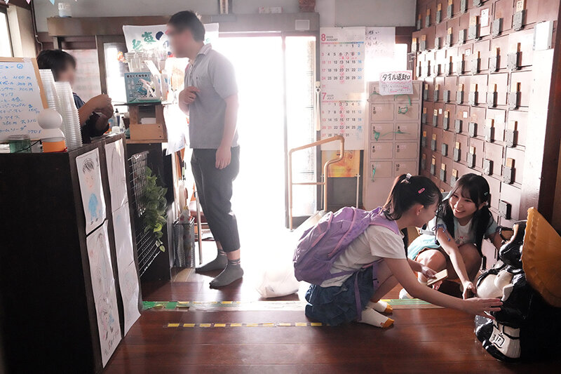 「【微乳パイパン】銭湯で誘惑する小柄な痴女っ子たちの潮吹き中出しプレイ集」のサンプル画像2枚目