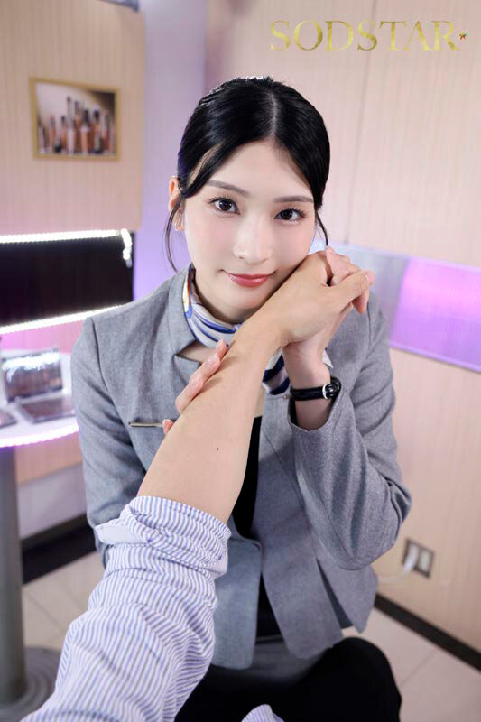 「本庄鈴が美容部員コスで魅せる濃厚フェラテクニック！職業色々シリーズ人気作」のサンプル画像5枚目