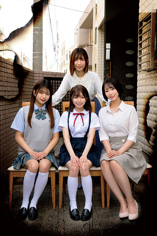 「日向由奈・北岡果林ら美少女4人の乱交プレイ！美乳女優たちの過激共演作品」のサムネイル