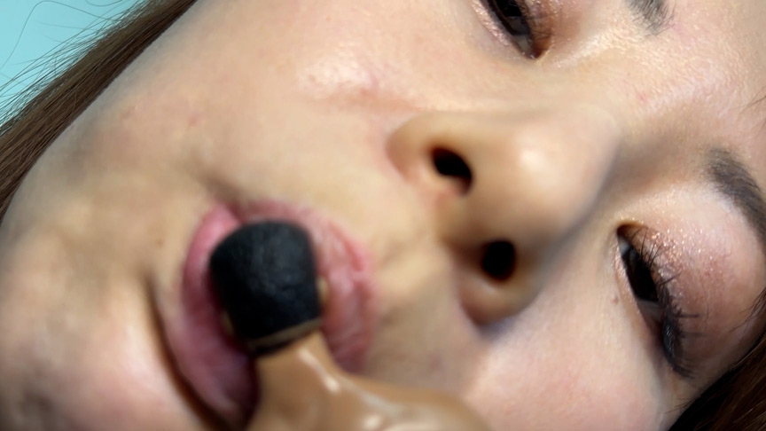 「【素人】れなちゃんの唾液たっぷり舐め奉仕プレイ【M男向け】痴女テクニックで人形を責める」のサンプル画像5枚目