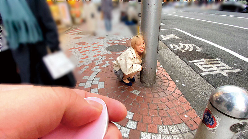 「【素人美少女】野外リモコンバイブ散歩で羞恥プレイ初体験！我慢できず絶頂＆中出しセックス」のサンプル画像18枚目