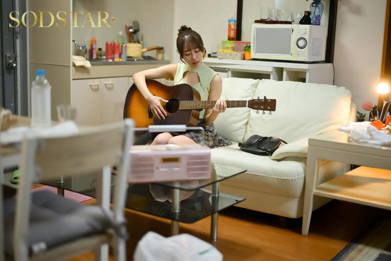 「天神羽衣の3P・4Pシェアハウス生活！スレンダー美少女女子大生が男たちに毎日求められる共同生活」のサンプル画像4枚目