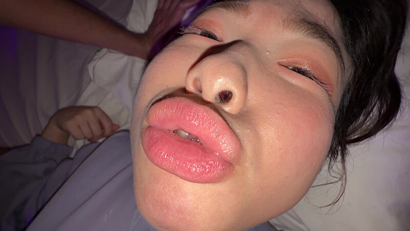 「【谷田かりな】素人お姉さんをナンパしてディープキス！濃厚キス好き必見の個人撮影動画」のサンプル画像12枚目