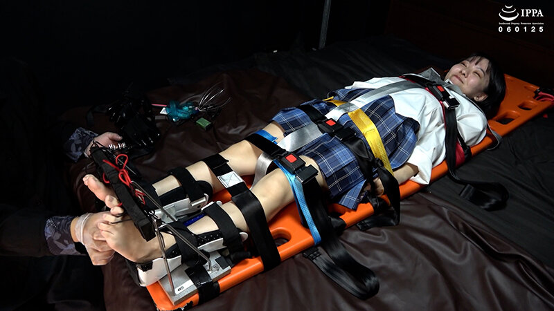 「【加護まり】制服美少女の足裏くすぐり拘束プレイ！敏感な反応がたまらない【フェチ動画】」のサンプル画像6枚目