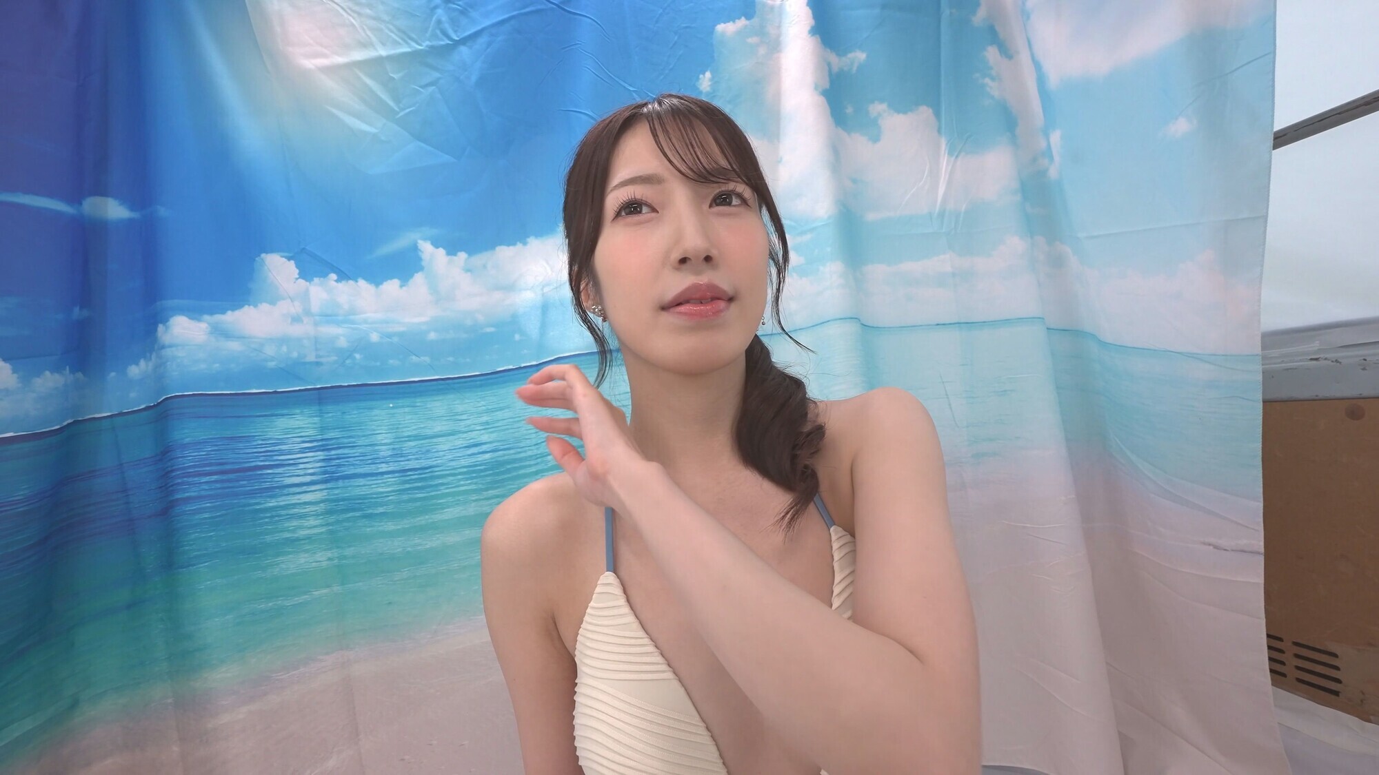 「湘南ビーチで声をかけたビキニギャルが火照った身体をクールダウンさせる冷感ローションマッサージ体験！体温が下がるはずなのに【こっそり混ぜた発情剤】で性欲が覚醒！敏感になった乳首やクリをいじられ、ガニ股失禁イキ潮噴射！快感に負けて自分からデカチン中出しをおねだりしちゃうなんて！～まゆみ編～」のサンプル画像1枚目