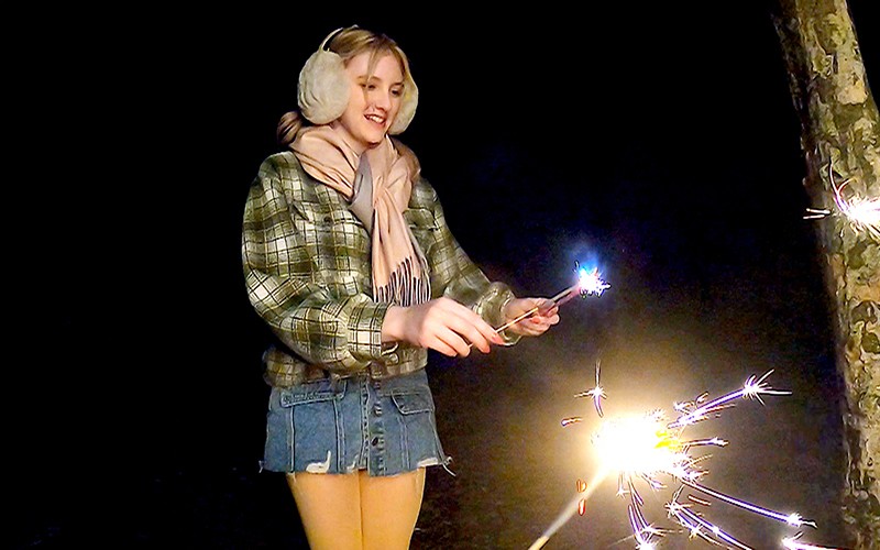 「【メロディー・雛・マークス】美少女白人女優が野外露出でキャンプデート♡初めてのお酒で大胆中出し体験」のサンプル画像10枚目