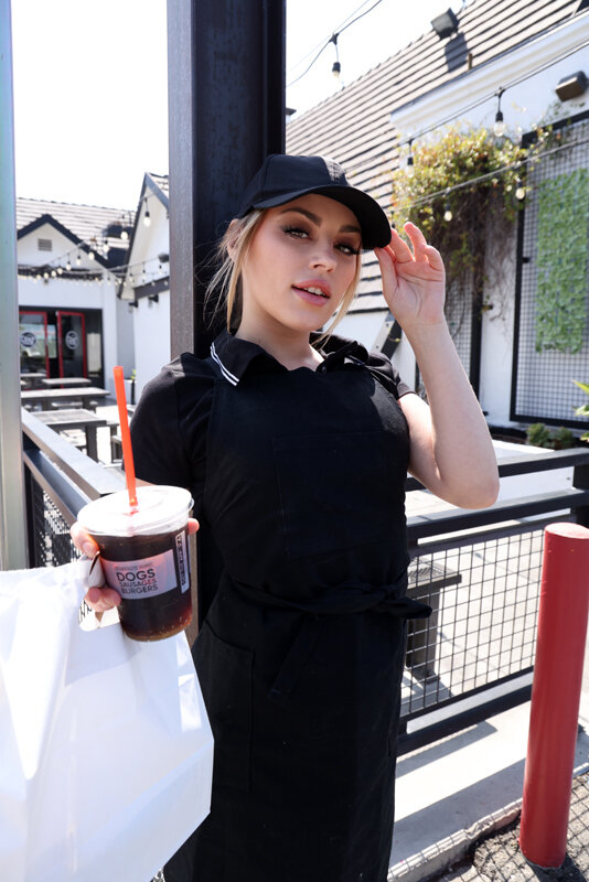 「【素人ナンパ】ロスの看板美女店員が巨乳揺らして絶頂！白人金髪美女との濃厚プレイ」のサンプル画像1枚目