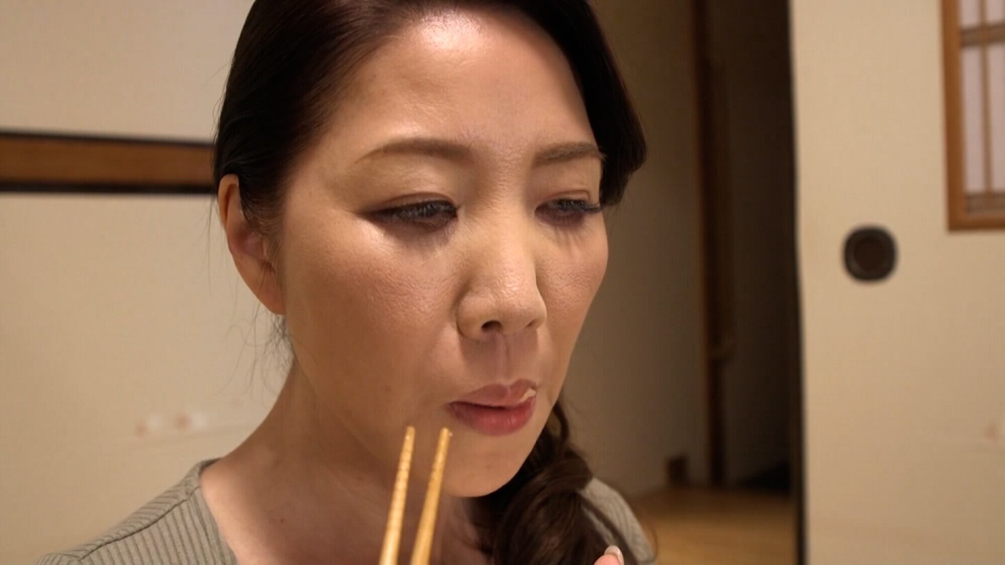 「還暦の夫が役立たずで性欲を持て余す五十路熟女の禁断のエロドラマ！」のサムネイル