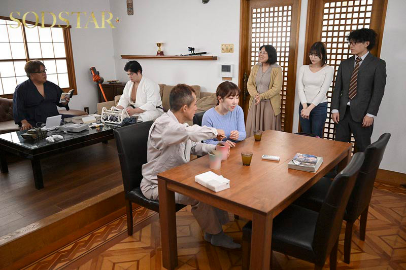 「実家に嫁いできた奥さんは俺の家族が男クサさ抜群の性癖ど真ん中だったらしく、家族に忍んで全員とハメまくる絶倫人妻だったのでガテン系一家ファミリークラッシュ! 唯井まひろ」のサンプル画像2枚目