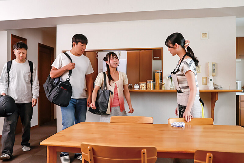 「雪代美鳳が魅せる禁断の寝取られ3P！巨乳義母と人妻の背徳プレイに興奮必至」のサンプル画像2枚目