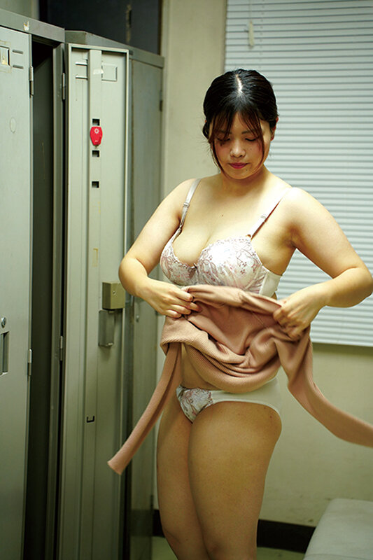 「美波もも・月見伊織ら巨乳ナース4人が羞恥プレイで中出しされる看護師コスプレ動画8時間」のサンプル画像4枚目