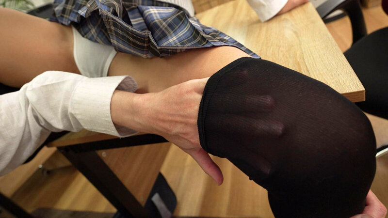 「木下ひまり・北岡果林・皆月ひかるのニーソ女子校生が絶対領域で足コキ！尻フェチ脚フェチ必見」のサンプル画像6枚目