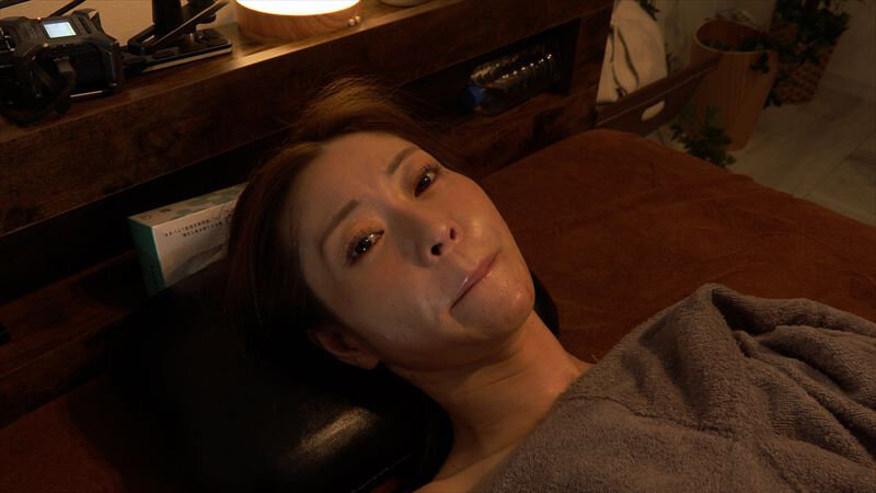 「葵百合香が人妻痴女に！性感マッサージで指マン・ポルチオ責めされ絶頂アクメ」のサンプル画像10枚目