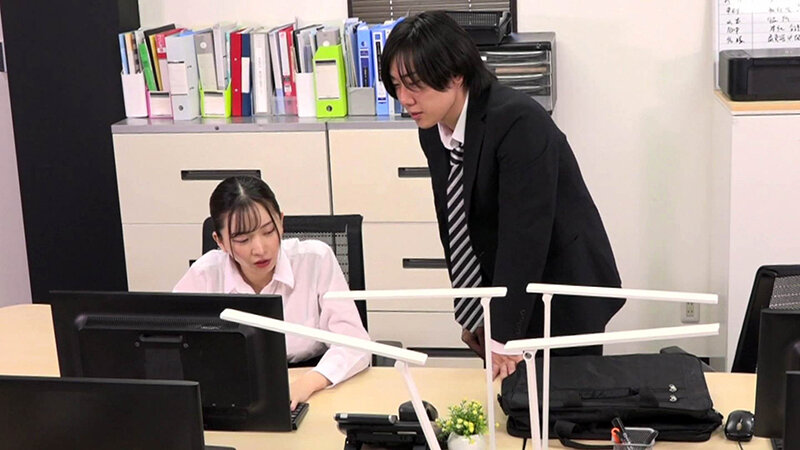 「鈴木真夕が女上司役でフェラ＆オナニー披露！立場逆転のオフィスラブストーリー」のサムネイル