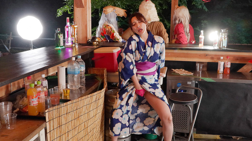 「【素人】野外露出×異物オナニー！お祭りコスプレ美女が野外で絶頂イキ狂い【露出プレイ】」のサンプル画像10枚目