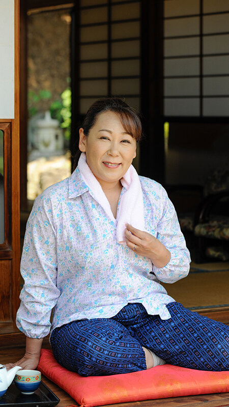 「【素人熟女】欲求不満な地方の巨乳巨尻人妻12人がフェラと中出しでアクメ絶頂する4時間」のサンプル画像1枚目