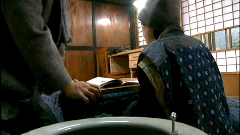 「虹野加奈・雪平あい他 人妻熟女が魅せる昭和エロス こたつ・いろりで繰り広げる冬の情事」のサンプル画像7枚目