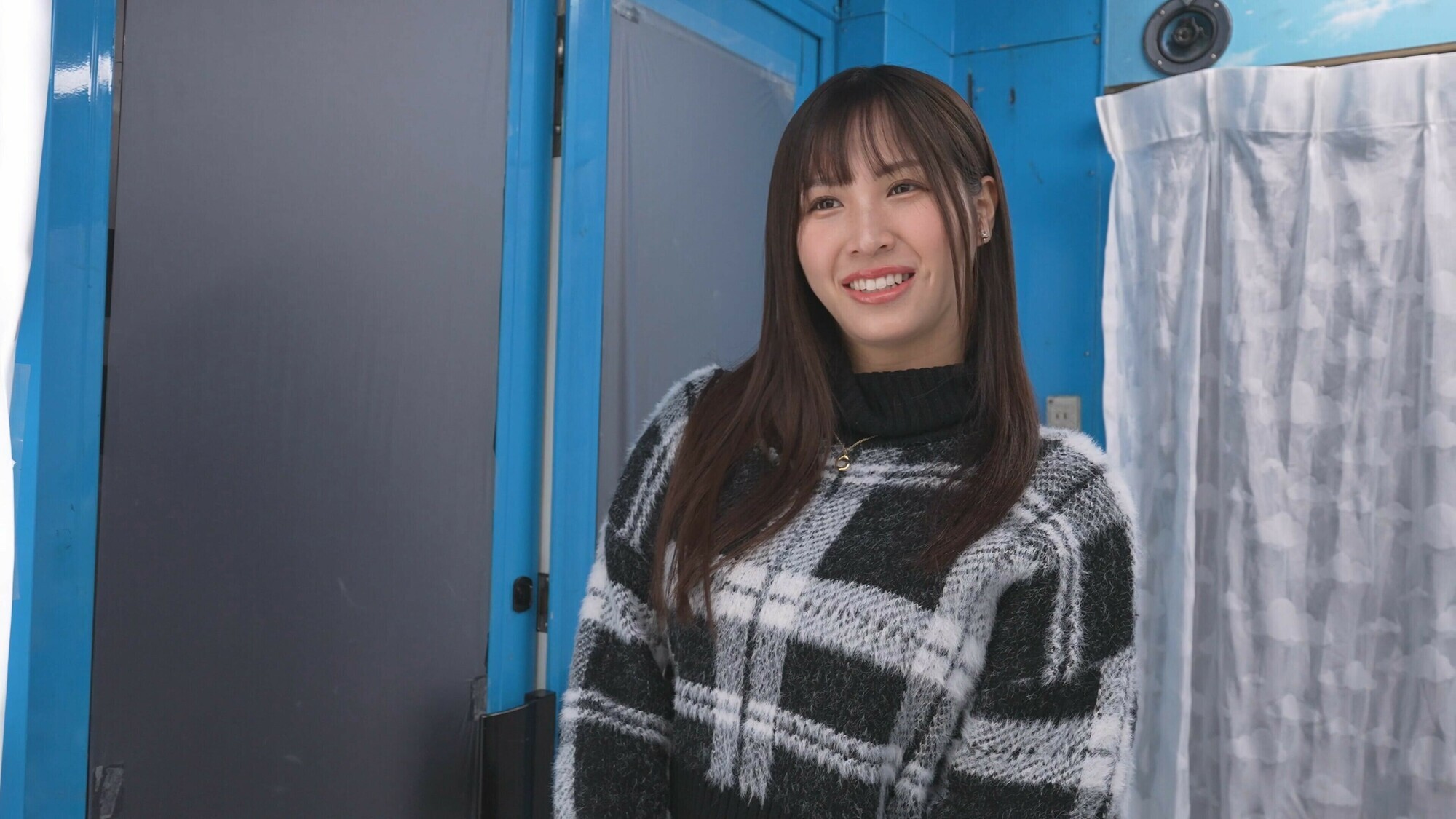 「水泳部女子体育大生限定！競泳水着と美肌の隙間でチン★コキさせてもらえませんか？デカチンでオマ〇コの際ギリギリを刺激され、いつの間にか火照った身体は、自分から生挿入までおねだりしてしまうのか？撮って出し！マジックミラー号～るな編～」のサムネイル