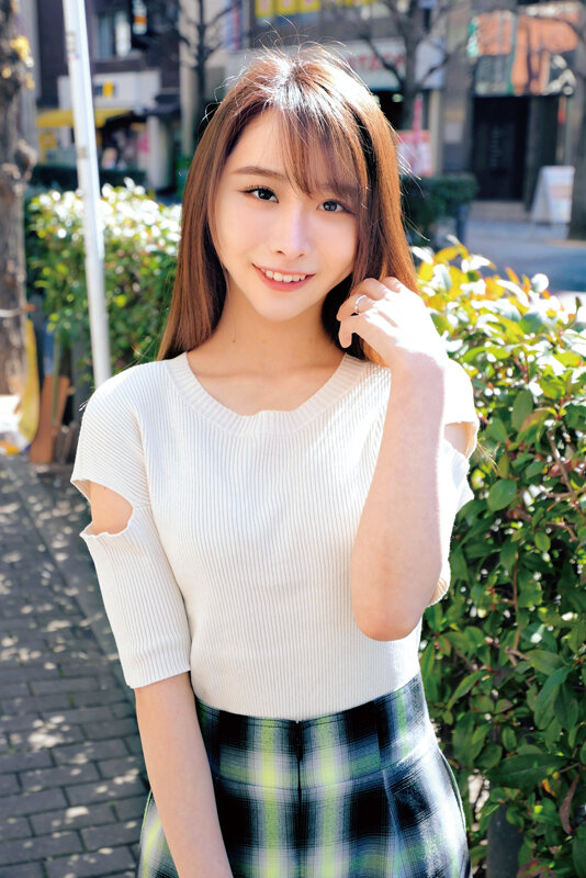 「【素人】スレンダー美乳痴女が騎乗位・足コキ・手コキで責めまくり中出し！淫語で焦らす小悪魔プレイ」のサンプル画像1枚目