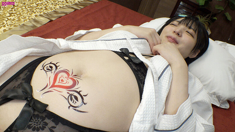 「【素人人妻】欲求不満なシングルマザーゆみ28歳が中出し乱交で絶頂！顔射ごっくんも堪能」のサンプル画像15枚目