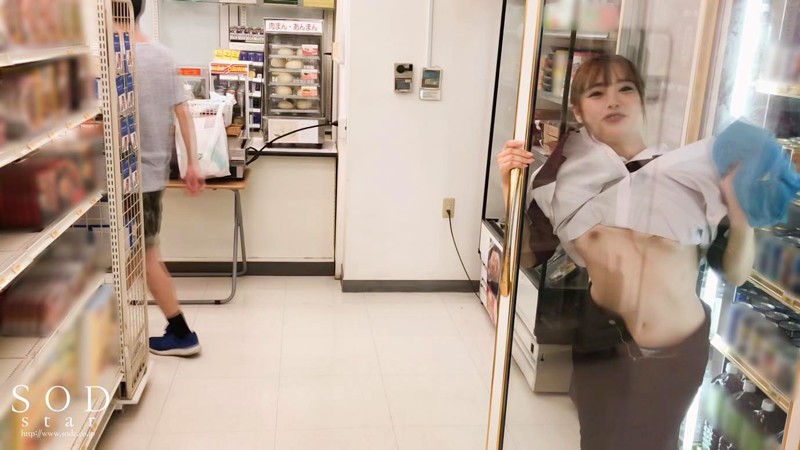 「【小倉由菜】憑依プレイで過激バカッター再現！話題の企画系AVで20連発の衝撃展開」のサンプル画像11枚目