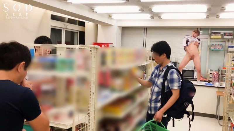 「【小倉由菜】憑依プレイで過激バカッター再現！話題の企画系AVで20連発の衝撃展開」のサンプル画像13枚目