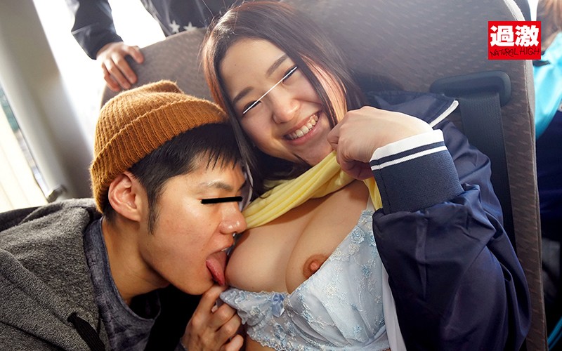 「ビッチな女子校生マネージャーが部活合宿で乱交＆野外露出プレイに挑戦する衝撃映像」のサンプル画像2枚目