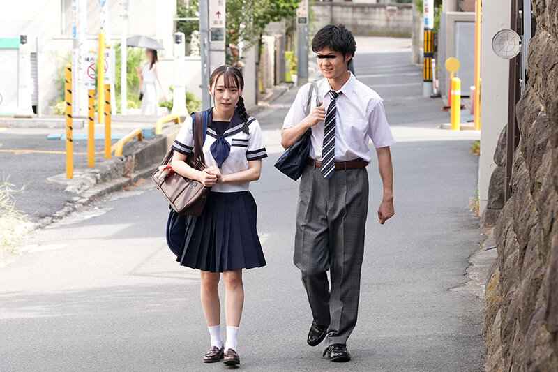 「【女子校生】地味な美少女をハメ撮り部屋に連れ込み顔射フェラ三昧！盗撮風プライベート映像」のサンプル画像4枚目